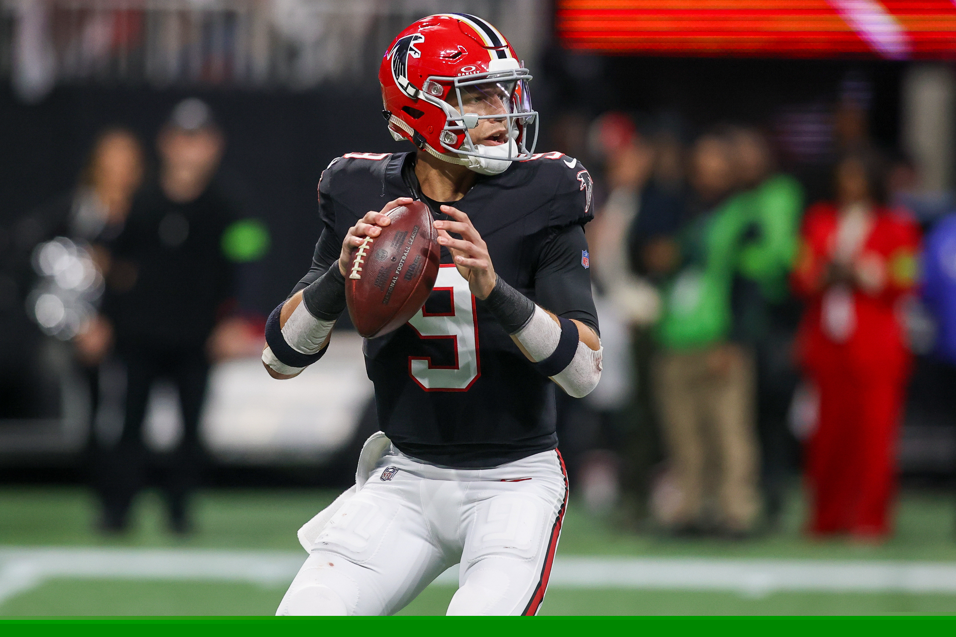 Atlanta Falcons quarterback Desmond Ridder (9) drops back to pass against the New Orleans Saints